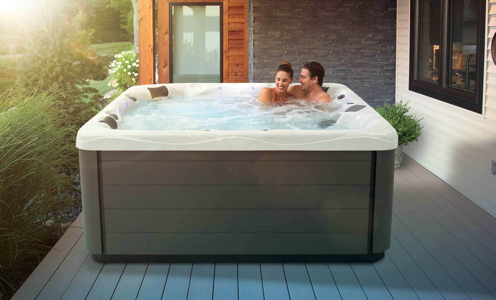 Installation eines Whirlpools auf einer Hinterterrasse