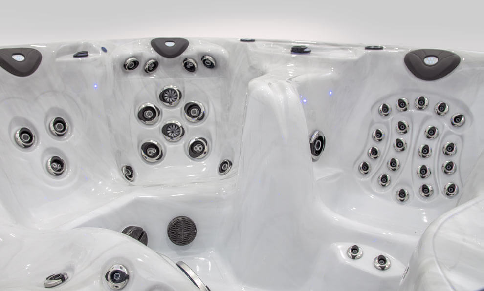 Installation eines Whirlpools auf einer Hinterterrasse