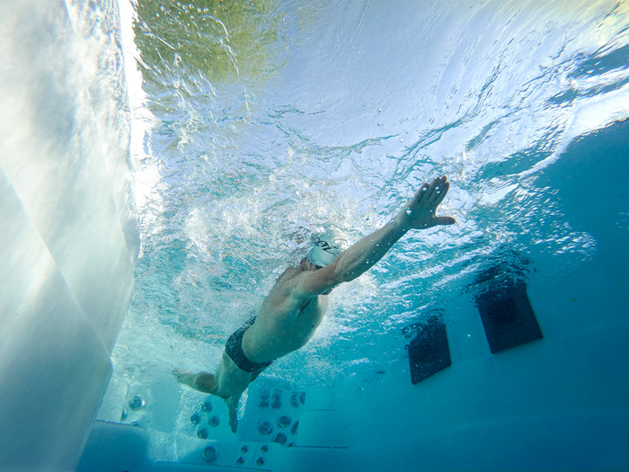 Ben Hoffman Schwimmen in einem h2x-Schwimmbad der Challenger-Serie von master spas