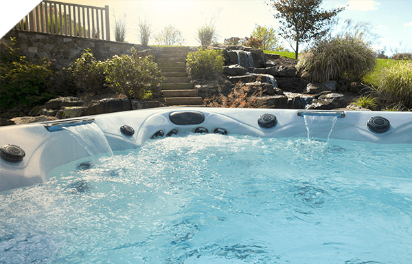 Nahaufnahme eines Whirlpools auf einer Hinterhof-Terrasse